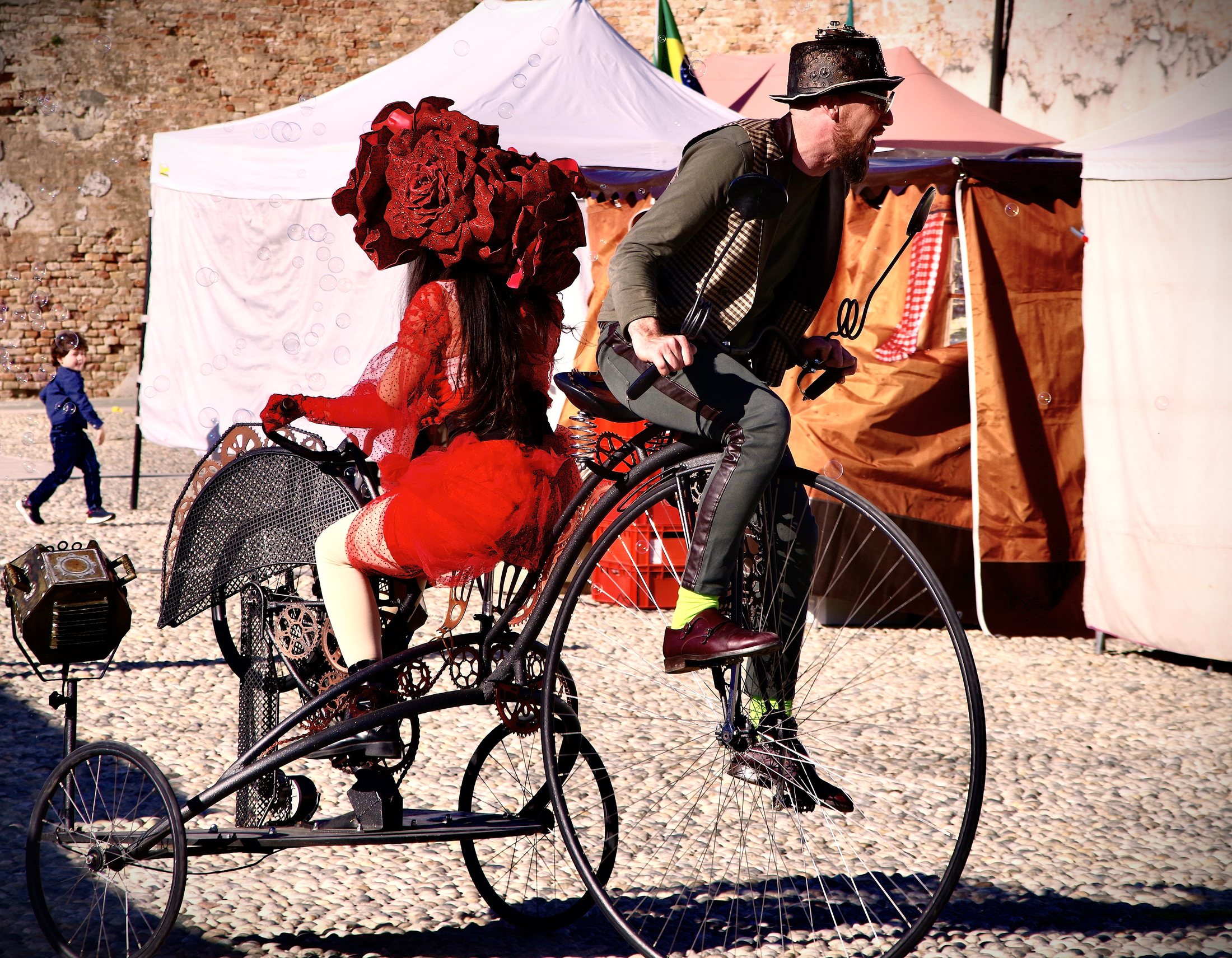 Triciclo vintage con bolle di sapone in un evento all'aperto