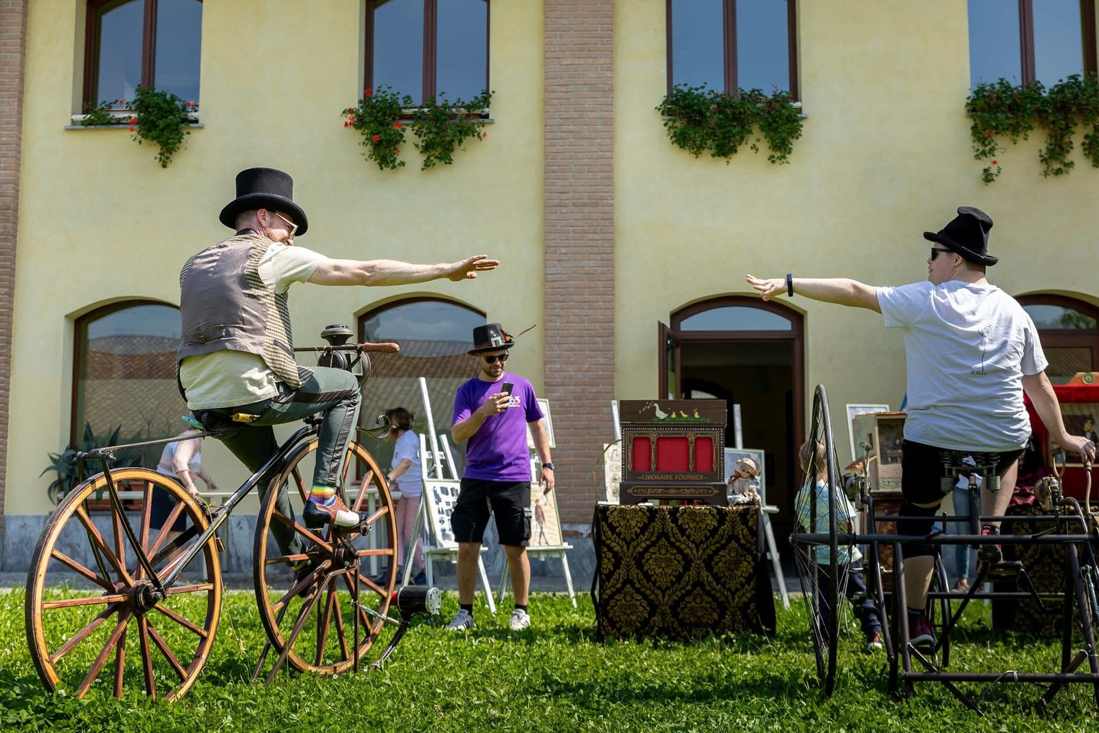 Organetto di barberia azionato a pedali durante un evento
