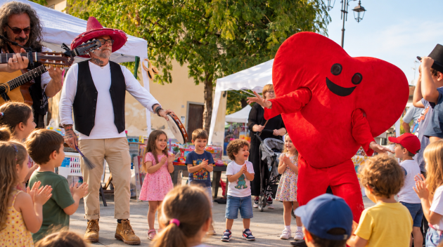 Festa di strada con cuore mascotte e bambini